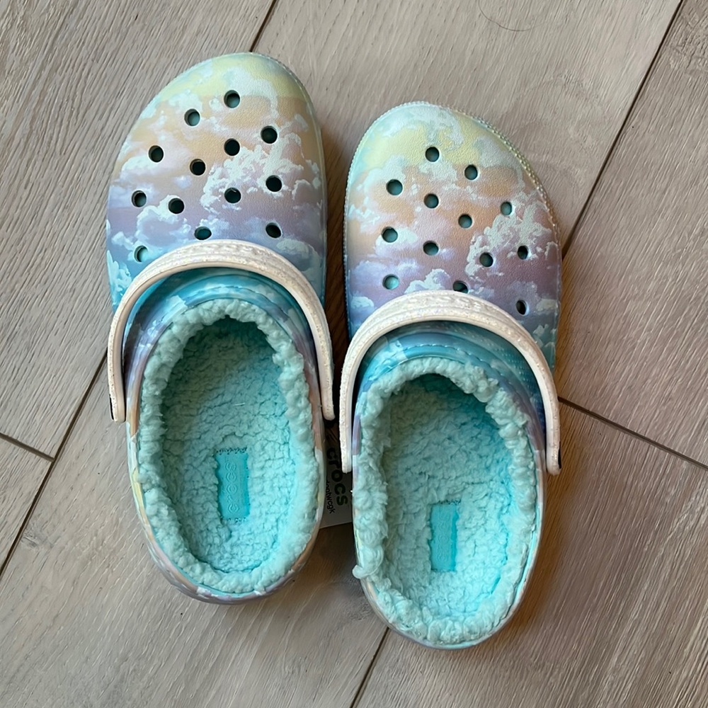 NWT Youth Cloud Print Crocs